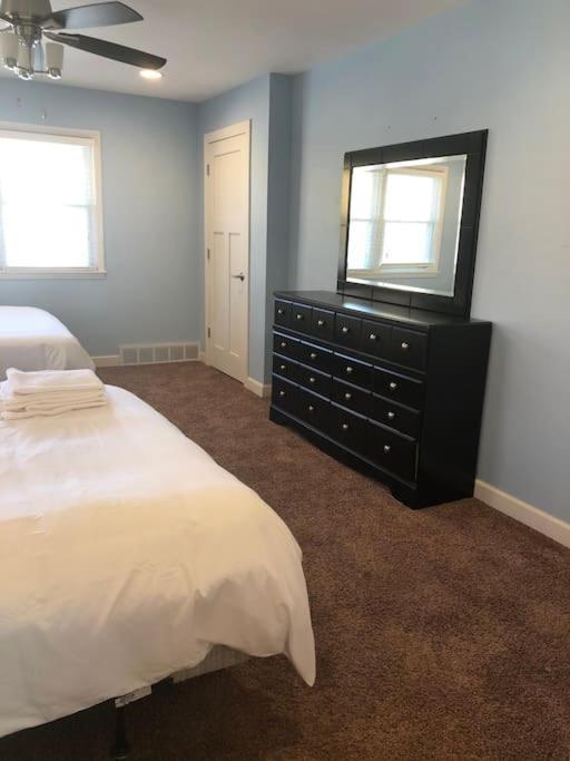 Entire Apartment Close To Downtown - 2 Queen Beds Springfield Kültér fotó