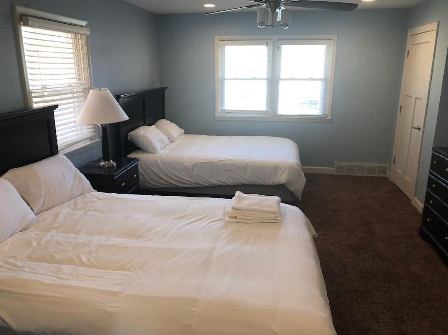 Entire Apartment Close To Downtown - 2 Queen Beds Springfield Kültér fotó